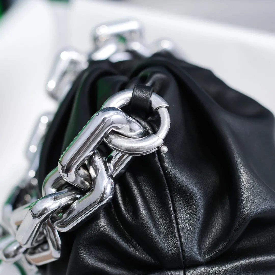 2020 new products will continue to upgrade the cloud bag to the вoттega veneтa chain cloud bag. It is still developed with imported original leather as standard. This hardware chain needs to be light on the upper body and can only be made of all-steel material. It is made of hollowed metal. You don’t have to worry about its weight. Major celebrity fashion bloggers have used it to attend fashion shows. Who can resist the charm of this large gold chain [smile] Style number: 6708# Size: 30*16*12